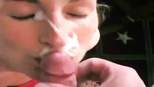 Horoz sürtük çalışma için boşalmak üzerinde ona yüz 2