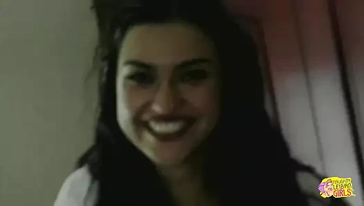 Sarışın aşıklarının yüzüne boşalıyor bu esmerlerin ideal seks hareketi