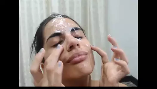 Kızların yüzüne bolca boşalma