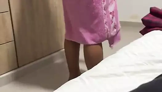 Üvey kız kardeş okula geç kalıyor ve onu almamı söylüyor ve bana sikişerek para ödüyor