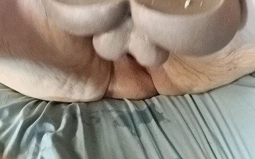 Lanet olsun o büyük siyah taşaklar amcığını çok ıslak ve çok sulu sikiyor