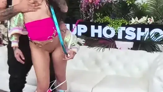 Sage'in amcığı Nade'in kalın sert yarağıyla sert ve derinden sikiliyor!