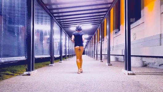 Wyld Yasmin dans ediyor ve herkesin içinde kendini teşhir ediyor