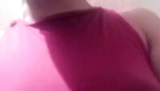 Venezuelalı latin göğüslerini teşhir etti