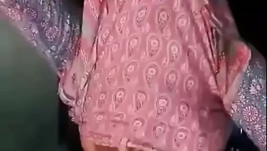 Bangladeşli kız evde çıplak yakalandı