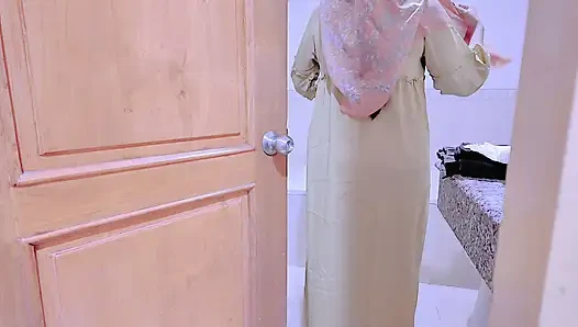 İşveren tarafından tuzağa düşürülen hizmetçi tuvalette kıyafetlerini değiştirirken videoya kaydedildi