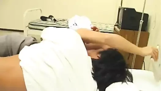 Edepsiz Asyalı doktor bebek oyuncağıyla oynuyor