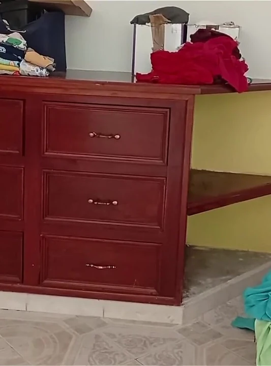 Tombul kız odayı topluyor ve kıyafetlerini katlıyor