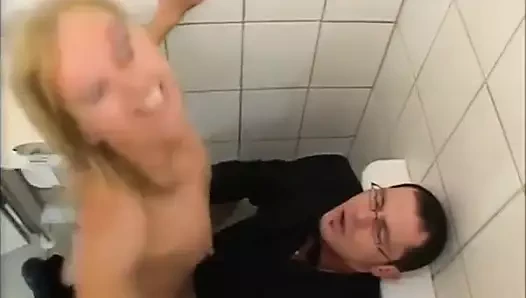 Berlin'de küçük memeli sarışın bir sürtük ile umumi tuvalette seks filme alındı