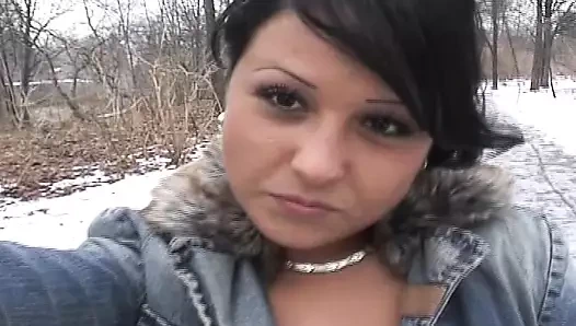 Karanlık saçlı Alman fahişe doldurma onu elini derin içinde onu beceriksizlik