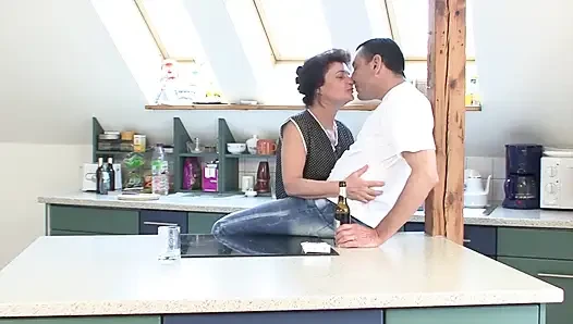 Olgun esmer orta yaşlı seksi kadın mutfak tezgahında sert sikiliyor
