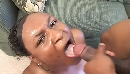Büyük siyah yarak üzerinde büyük şişman zenci orta yaşlı seksi kadın... ağzına boşalma