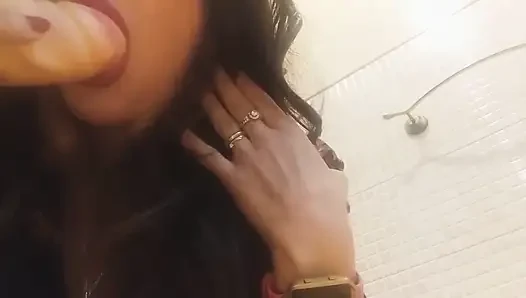 Monia fahişesi, tiyatroya gidiyor ve... kaçırılmaz bir hikaye