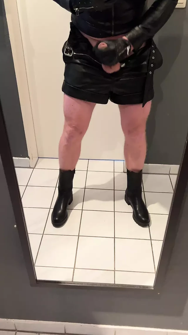 Жесткий камшот сисси Laura в полном кожаном наряде и в сапогах