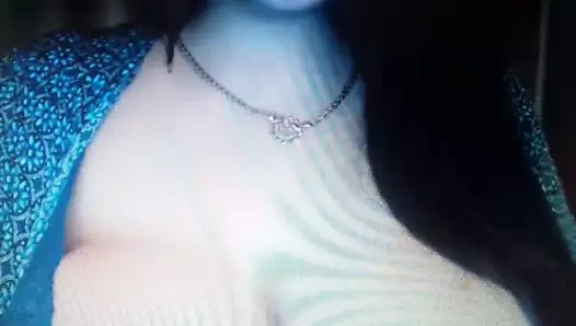 Güzel kız büyük doğal göğüsleri ile oynuyor 1