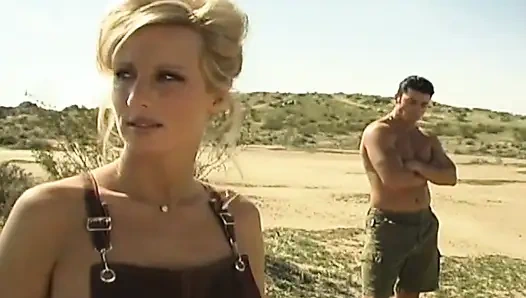 Sarışın baştan çıkarıcı kadınla açık havada ateşli sikiş