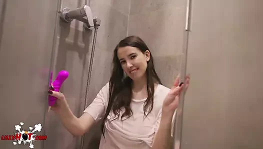 Islak tişörtlü busty bebek seks oyuncağıyla kedi oynuyor - yoğun