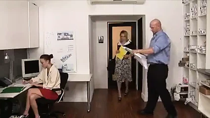 Büyük göğüslü kadın patron.