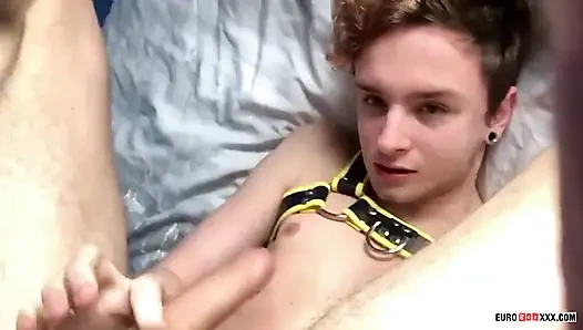 Sevimli iri güzel yüzünü sıçratıyor