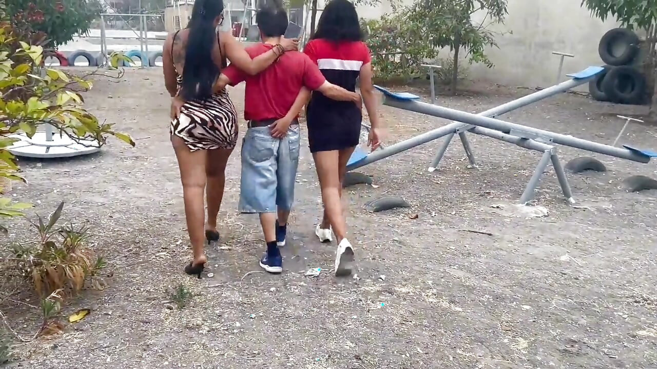üvey anne, üvey kız ve üvey babasının ev yapımı seksi. (üçlü grup seks)
