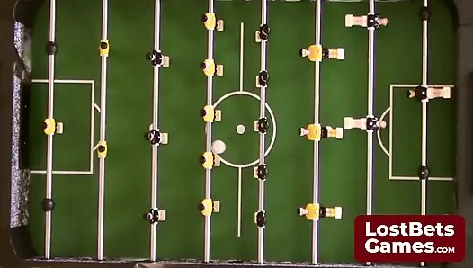 Striptizli bir langırt oyunu sonunda şaplak atma sözü veriyor
