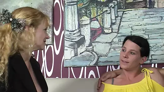 Orta yaşlı seksi kadın arkadaşını üçlü sekste sevgilisini erotik olarak tatmin etmeye davet ediyor - 4