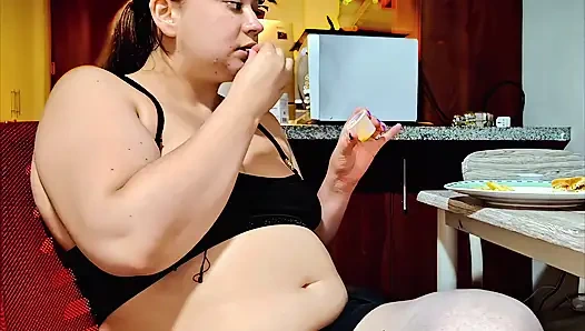 Nicole'ün burger göbek doldurma seansı