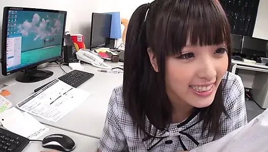 Ateşli Japon genç kız yarağımı emiyor, böylece onu sert sikebiliyorum