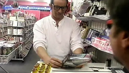 Araba kaportalı sarışın sürtük sert boşalıyor