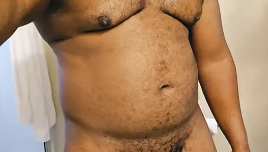 Bu sert siyah yarağı okşuyor ve banyo zemininde boşalıyor