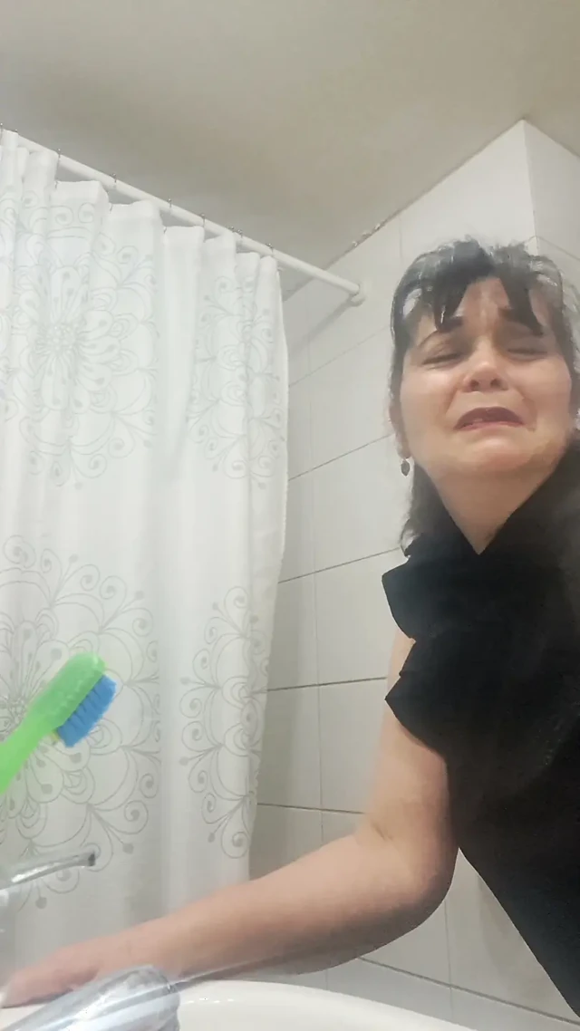 Annem banyoda onunla gizli seks yaptığını hayal ediyor.
