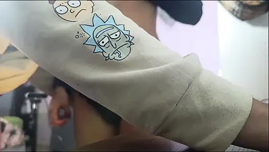 Büyük götlü esmer sıkı amcığını kırarken onu kaydetmeme izin veriyor