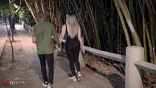 Olgun sarışın beni korunmasız büyük zenci için tutuyor - brandon cruz ve monique fuentes