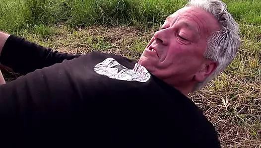 Yabancı orta yaşlı seksi kadın büyük yaraklı iki adamın yanından geçiyor ve her iki yarağı da sikiyor