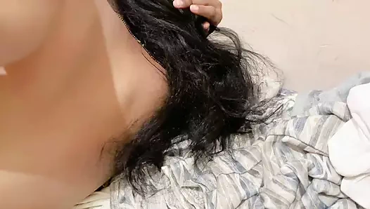 Girlfriend ne dikhai apni chut or Lund ko hilaya pani nikalne ki koshish