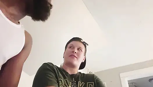 Üvey baba oğlunun tomboy arkadaşını sikiyor ve kadın büyük zenci yarağını seviyor