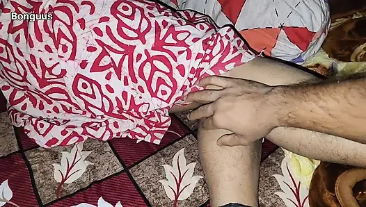 Ateşli orta yaşlı seksi kadınla yatağı paylaşan üvey annemin amcığını keşfediyorum