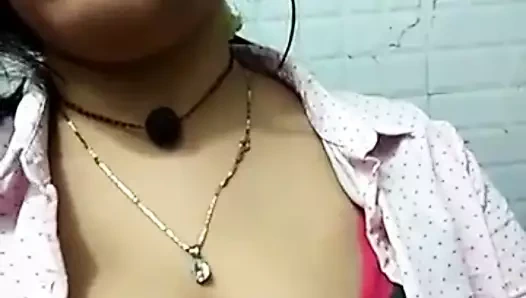 Kolej kız gösteren büyük göğüsler