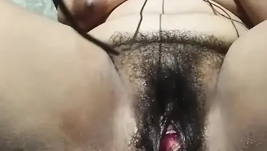 Hawasi ladki ne chut m pyaz dal ke pani nikala