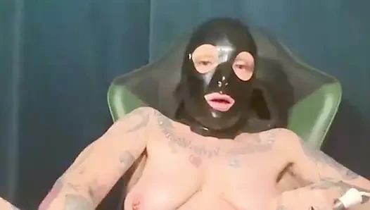Yapay penisle maskeli oynuyor