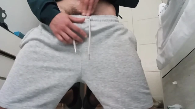 Fitness eğitmeni pantolonunun içinde mastürbasyon yapıyor ve sana yarağını gösteriyor
