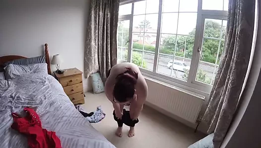 Karısı yeni mayo üzerinde çalışıyor