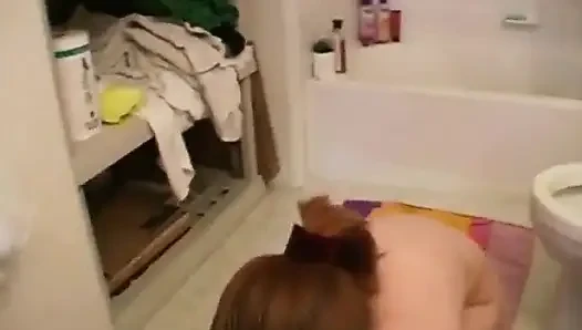Tatlı genç kız bakış açısıyla erkek arkadaşının sert yarağını emiyor