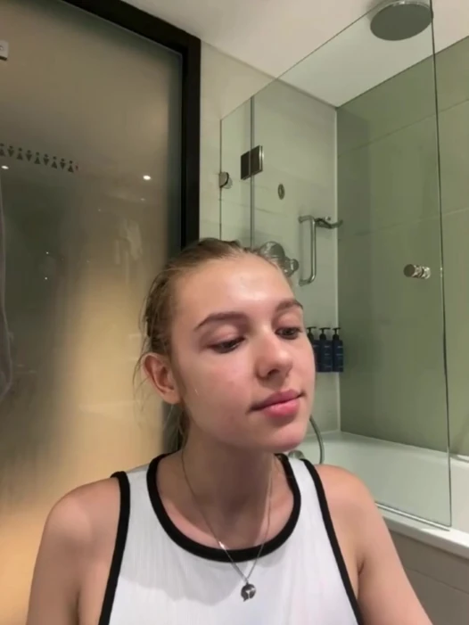 Hard fingering pussy in the bathroom hotel with jucielussie