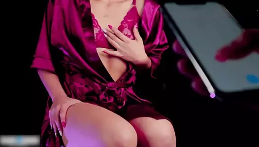 Meraklı üvey erkek kardeşim ıslanıncaya kadar oyuncaklarımı kullanıyor ve sonra durmadan beni sikiyor ve dölüyle fışkırtıyor.