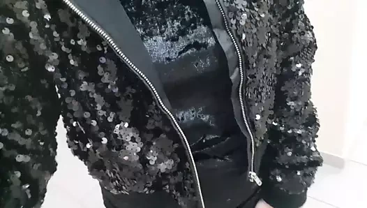 Genç külot olmadan yürüyüşe çıkar ve onu kedi gösterir