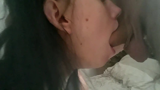 boğazlı oral seks gelen bir güzel esmer