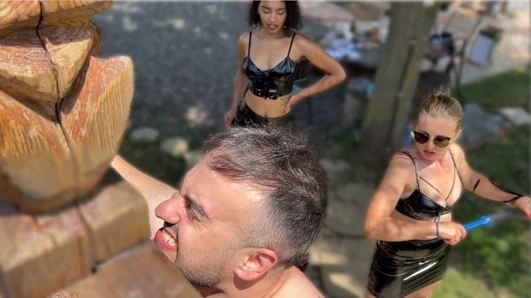 Zenci ve Macar tanrıça tarafından çarmıha gerilmiş ve acımasızca kırbaçlanmış