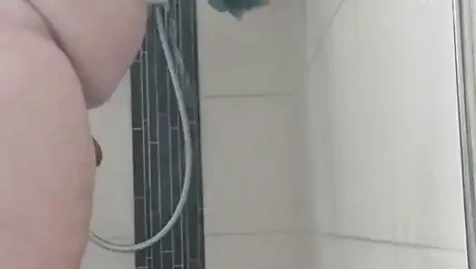 Azgın duş, evli kadınlar siyah külot ve kamburla sikişiyor