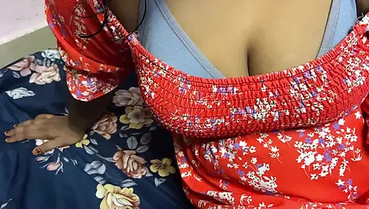 Üvey kız kardeşini banyodan sonra sikiyor